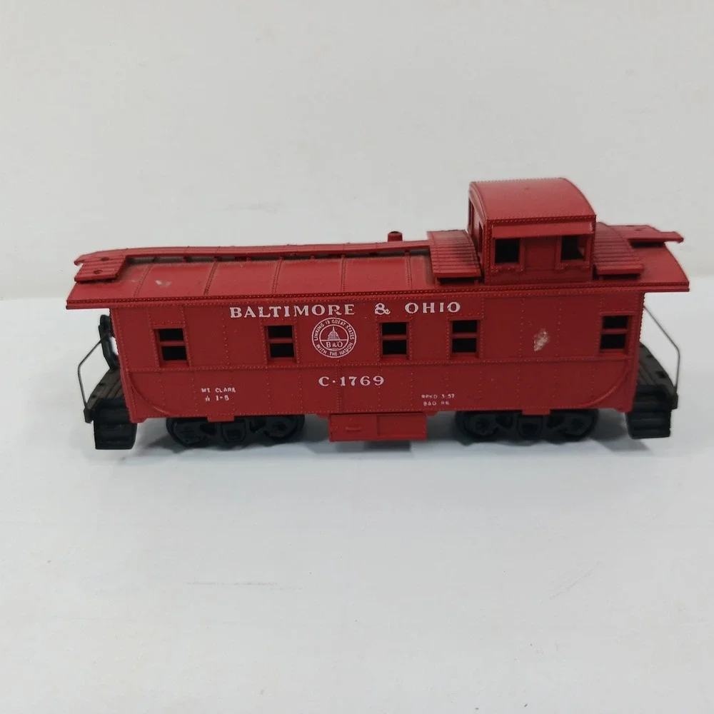 Athearn Baltimore & Ohio B&O Caboose C-1769 Red HO Scale Model Train Car